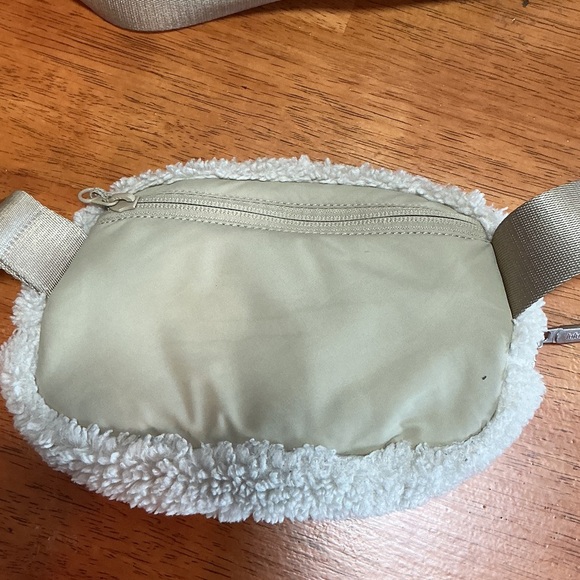 lululemon Everywhere Belt Bag 1L Cream Fleece - Picture 3 of 7